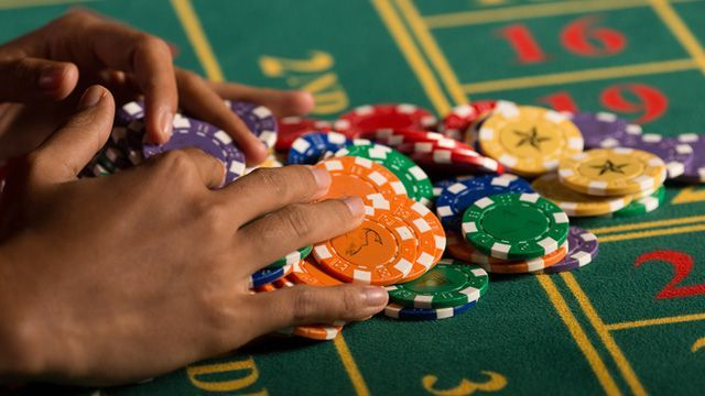 Blazing 777 Slot کھلاڑیوں کے لیے لائیو کیسینو سیکشن